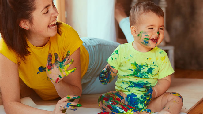 bebe-pintando-con-dedos