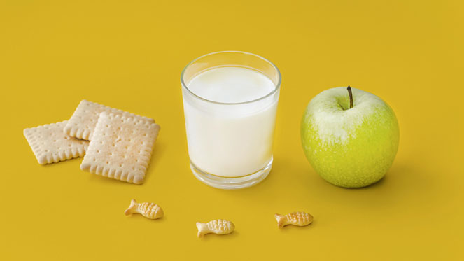 leche-manzana-y-galletas