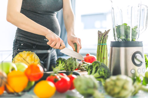 mujer-embarazada-cortando-verduras