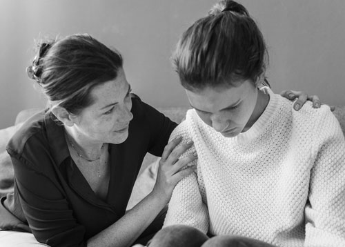 madre-consolando-a-hija-adolescente