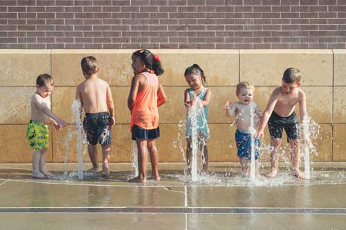 peques-en-fuente-con-chorros-de-agua