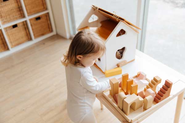 niña-jugando-con-juguetes-de-madera